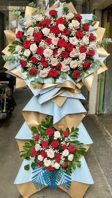 Gốc hoa được xử lý bọc giữ ẩm cẩn thận giúp hoa tươi lâu trong suốt quá trình vận chuyển.