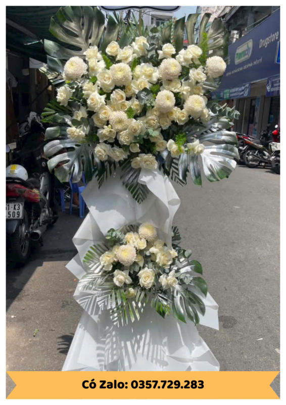 Thợ cắm hoa tuyển chọn cành hoa tươi tại shop hoa tươi Phường Hòa Cường Đà Nẵng OMNI FLORIST
