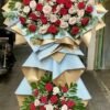 Gốc hoa được xử lý bọc giữ ẩm cẩn thận giúp hoa tươi lâu trong suốt quá trình vận chuyển.