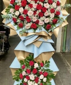 Gốc hoa được xử lý bọc giữ ẩm cẩn thận giúp hoa tươi lâu trong suốt quá trình vận chuyển.