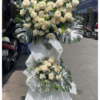 Thợ cắm hoa tuyển chọn cành hoa tươi tại shop hoa tươi Phường Hòa Cường Đà Nẵng OMNI FLORIST