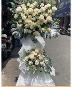Thợ cắm hoa tuyển chọn cành hoa tươi tại shop hoa tươi Phường Hòa Cường Đà Nẵng OMNI FLORIST