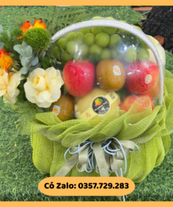 Giỏ hoa quả hoàn thiện chuẩn bị được giao tới khách hàng tại quận Ba Đình