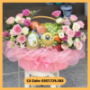 Nhân viên OMNI FLORIST đang cẩn thận kiểm tra cuống quả trước khi đóng gói giao khách