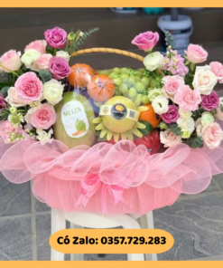 Nhân viên OMNI FLORIST đang cẩn thận kiểm tra cuống quả trước khi đóng gói giao khách