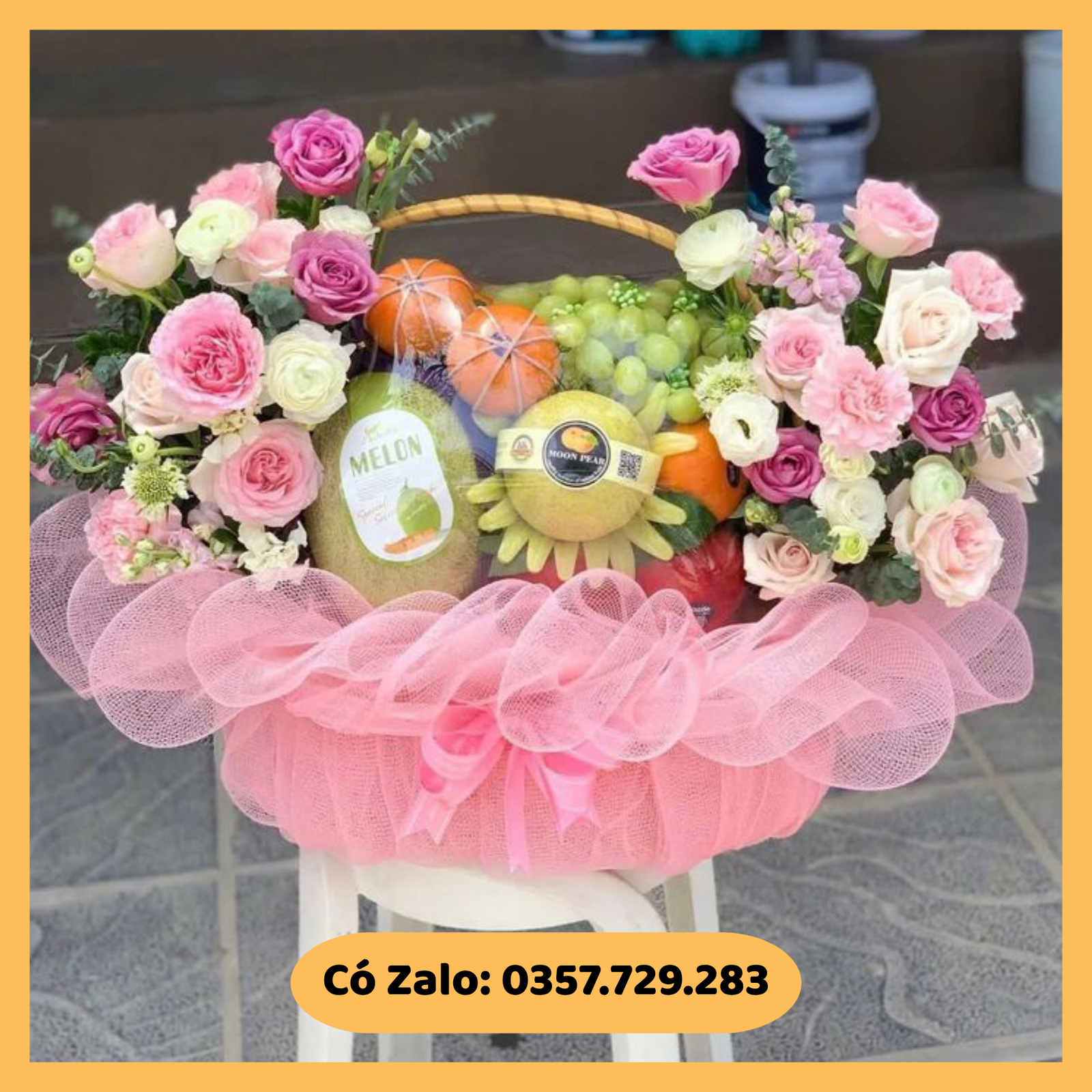 Nhân viên OMNI FLORIST đang cẩn thận kiểm tra cuống quả trước khi đóng gói giao khách