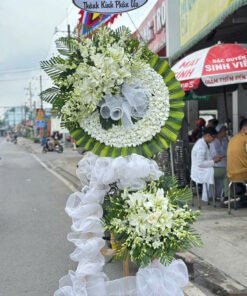 Giỏ Hoa Chia Buồn Sang Trọng Tone Trắng Tinh Khôi