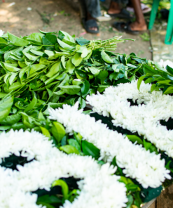 Vòng hoa chia buồn miền Nam kiểu dáng elip truyền thống